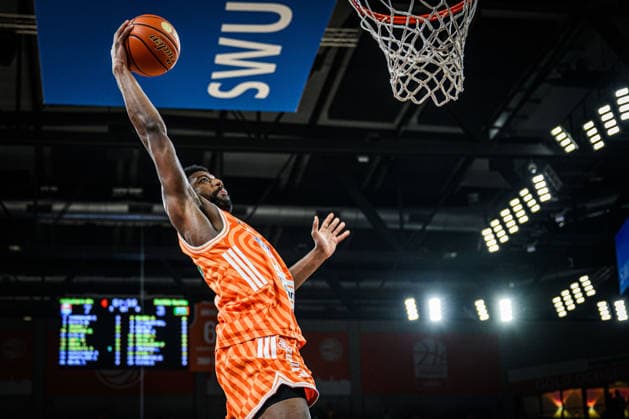 Neu Ulm, Deutschland, 13.12.25: Malik Osborne (ratiopharm ulm) in Aktion, am Ball, Einzelaktion waehrend des Basketball Bundesliga Spiels zwischen ratiopharm ulm vs Rasta Vechta in der ratiopharm Arena am 13. Dezember 2025 in Neu Ulm, Deutschland. (Foto von Harry Langer DeFodi Images) ratiopharm Arena, Germany, 13.12.25: Malik Osborne (ratiopharm ulm) controls the Ball during the Basketball Bundesliga match between ratiopharm ulm vs Rasta Vechta at Neu Ulm on December 13, 2025 in ratiopharm Arena, Germany. (Photo by Harry Langer DeFodi Images) (Photo by Harry Langer DeFodi Images)