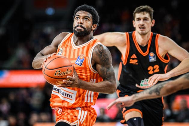 Neu Ulm, Deutschland, 13.12.25: Malik Osborne (ratiopharm ulm) und Tibor Pleiss (Rasta Vechta) im Zweikampf waehrend des Basketball Bundesliga Spiels zwischen ratiopharm ulm vs Rasta Vechta in der ratiopharm Arena am 13. Dezember 2025 in Neu Ulm, Deutschland. (Foto von Harry Langer DeFodi Images) ratiopharm Arena, Germany, 13.12.25: Malik Osborne (ratiopharm ulm) und Tibor Pleiss (Rasta Vechta) battle for the ball during the Basketball Bundesliga match between ratiopharm ulm vs Rasta Vechta at Neu Ulm on December 13, 2025 in ratiopharm Arena, Germany. (Photo by Harry Langer DeFodi Images) (Photo by Harry Langer DeFodi Images)