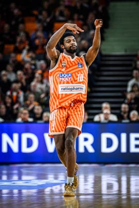 Neu Ulm, Deutschland, 13.12.25: Malik Osborne (ratiopharm ulm) gestikuliert, gestik, jubelt waehrend des Basketball Bundesliga Spiels zwischen ratiopharm ulm vs Rasta Vechta in der ratiopharm Arena am 13. Dezember 2025 in Neu Ulm, Deutschland. (Foto von Harry Langer DeFodi Images) ratiopharm Arena, Germany, 13.12.25: Malik Osborne (ratiopharm ulm) gestures during the Basketball Bundesliga match between ratiopharm ulm vs Rasta Vechta at Neu Ulm on December 13, 2025 in ratiopharm Arena, Germany. (Photo by Harry Langer DeFodi Images) (Photo by Harry Langer DeFodi Images)