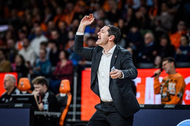 Neu Ulm, Deutschland, 13.12.25: Head Coach Ty Harrelson (ratiopharm ulm) gestikuliert, gestik waehrend des Basketball Bundesliga Spiels zwischen ratiopharm ulm vs Rasta Vechta in der ratiopharm Arena am 13. Dezember 2025 in Neu Ulm, Deutschland. (Foto von Harry Langer DeFodi Images) ratiopharm Arena, Germany, 13.12.25: Head Coach Ty Harrelson (ratiopharm ulm) gestures during the Basketball Bundesliga match between ratiopharm ulm vs Rasta Vechta at Neu Ulm on December 13, 2025 in ratiopharm Arena, Germany. (Photo by Harry Langer DeFodi Images) (Photo by Harry Langer DeFodi Images)