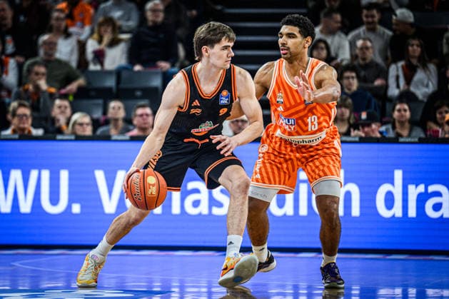 Neu Ulm, Deutschland, 13.12.25: Joschka Ferner (Rasta Vechta) und Mark Smith (ratiopharm ulm) im Zweikampf waehrend des Basketball Bundesliga Spiels zwischen ratiopharm ulm vs Rasta Vechta in der ratiopharm Arena am 13. Dezember 2025 in Neu Ulm, Deutschland. (Foto von Harry Langer DeFodi Images) ratiopharm Arena, Germany, 13.12.25: Joschka Ferner (Rasta Vechta) und Mark Smith (ratiopharm ulm) battle for the ball during the Basketball Bundesliga match between ratiopharm ulm vs Rasta Vechta at Neu Ulm on December 13, 2025 in ratiopharm Arena, Germany. (Photo by Harry Langer DeFodi Images) (Photo by Harry Langer DeFodi Images)