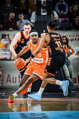 Neu Ulm, Deutschland, 13.12.25: Philipp Herkenhoff (Rasta Vechta), Justin Simon (ratiopharm ulm) und Alonzo Verge Jr. (Rasta Vechta) im Zweikampf waehrend des Basketball Bundesliga Spiels zwischen ratiopharm ulm vs Rasta Vechta in der ratiopharm Arena am 13. Dezember 2025 in Neu Ulm, Deutschland. (Foto von Harry Langer DeFodi Images) ratiopharm Arena, Germany, 13.12.25: Philipp Herkenhoff (Rasta Vechta), Justin Simon (ratiopharm ulm) und Alonzo Verge Jr. (Rasta Vechta) battle for the ball during the Basketball Bundesliga match between ratiopharm ulm vs Rasta Vechta at Neu Ulm on December 13, 2025 in ratiopharm Arena, Germany. (Photo by Harry Langer DeFodi Images) (Photo by Harry Langer DeFodi Images)
