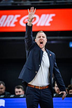 Neu Ulm, Deutschland, 13.12.25: Head Coach Christian Held (Rasta Vechta) gestikuliert, gestik waehrend des Basketball Bundesliga Spiels zwischen ratiopharm ulm vs Rasta Vechta in der ratiopharm Arena am 13. Dezember 2025 in Neu Ulm, Deutschland. (Foto von Harry Langer DeFodi Images) ratiopharm Arena, Germany, 13.12.25: Head Coach Christian Held (Rasta Vechta) gestures during the Basketball Bundesliga match between ratiopharm ulm vs Rasta Vechta at Neu Ulm on December 13, 2025 in ratiopharm Arena, Germany. (Photo by Harry Langer DeFodi Images) (Photo by Harry Langer DeFodi Images)