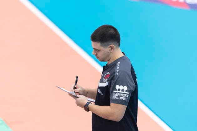 1. Volleyball Bundesliga Frauen: Schwarz-Weiss Erfurt vs. Skurios Volleys Borken; Erfurt; 13.12.2025 Paplo Sánchez (Trainer; Schwarz-Weiss Erfurt) 1. Volleyball Bundesliga Frauen: Schwarz-Weiss Erfurt vs. Skurios Volleys Borken; Riethsporthalle Erfurt; 13.12.2025 Copyright: xBEAUTIFULxSPORTS Duehringx
