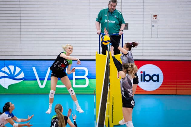 1. Volleyball Bundesliga Frauen: Schwarz-Weiss Erfurt vs. Skurios Volleys Borken; Erfurt; 13.12.2025 Madleen Piest ( 15; Skurios Volleys Borken) gegen Emilie Respaut ( 5; Schwarz-Weiss Erfurt) (hinten) und Alina Zellin ( 1; Schwarz-Weiss Erfurt) (vorne) 1. Volleyball Bundesliga Frauen: Schwarz-Weiss Erfurt vs. Skurios Volleys Borken; Riethsporthalle Erfurt; 13.12.2025 Copyright: xBEAUTIFULxSPORTS Duehringx