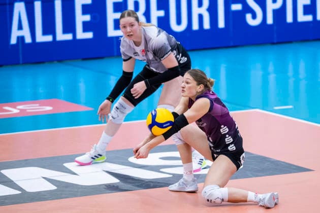 1. Volleyball Bundesliga Frauen: Schwarz-Weiss Erfurt vs. Skurios Volleys Borken; Erfurt; 13.12.2025 Lotte Goertz ( 4; Schwarz-Weiss Erfurt) (am Ball) 1. Volleyball Bundesliga Frauen: Schwarz-Weiss Erfurt vs. Skurios Volleys Borken; Riethsporthalle Erfurt; 13.12.2025 Copyright: xBEAUTIFULxSPORTS Duehringx