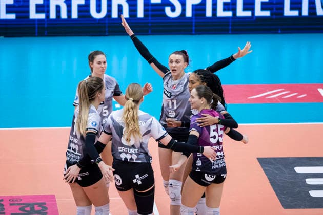 1. Volleyball Bundesliga Frauen: Schwarz-Weiss Erfurt vs. Skurios Volleys Borken; Erfurt; 13.12.2025 Jubel, Isabel Kova?i? ( 11; Schwarz-Weiss Erfurt) (Bildmitte) und Mannschaft 1. Volleyball Bundesliga Frauen: Schwarz-Weiss Erfurt vs. Skurios Volleys Borken; Riethsporthalle Erfurt; 13.12.2025 Copyright: xBEAUTIFULxSPORTS Duehringx