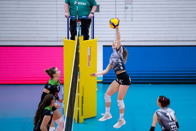 1. Volleyball Bundesliga Frauen: Schwarz-Weiss Erfurt vs. Skurios Volleys Borken; Erfurt; 13.12.2025 Emilie Respaut ( 5; Schwarz-Weiss Erfurt) gegen Liza Kastrup ( 17; Skurios Volleys Borken) 1. Volleyball Bundesliga Frauen: Schwarz-Weiss Erfurt vs. Skurios Volleys Borken; Riethsporthalle Erfurt; 13.12.2025 Copyright: xBEAUTIFULxSPORTS Duehringx
