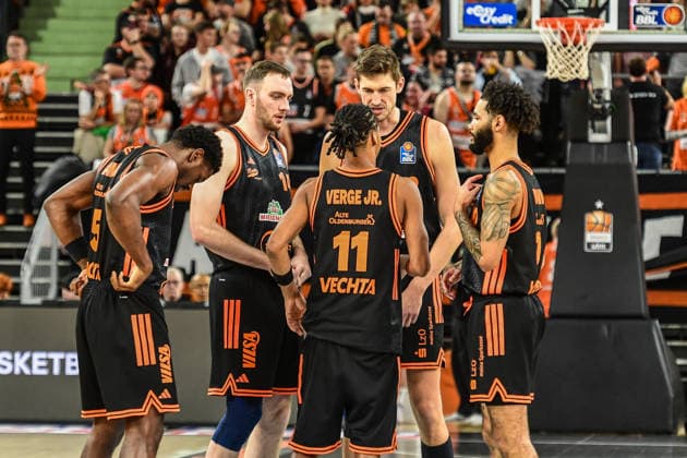 easyCredit BBL: Ratiopharm Ulm gegen Rasta Vechta, Ratiopharm Arena Ulm; 13.12.2025 Starting 5 Vechta Alonzo Verge jr. (Rasta Vechta, 11), Philipp Herkenhoff (Rasta Vechta, 14), Tevin Brown(Rasta Vechta, 10), Tibor Pleiss (Rasta Vechta, 22), Tj Bamba (Rasta Vechta, 5) Ulm 13.12.2025 - 10. Spieltag easyCredit BBL, Ratiopharm Ulm gegen Rasta Vechta, Ratiopharm Arena Ulm Copyright: xBEAUTIFULxSPORTS Märklx
