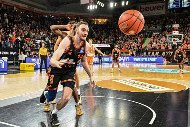 easyCredit BBL: Ratiopharm Ulm gegen Rasta Vechta, Ratiopharm Arena Ulm; 13.12.2025 Philipp Herkenhoff (Rasta Vechta, 14) unterm Korb Ulm 13.12.2025 - 10. Spieltag easyCredit BBL, Ratiopharm Ulm gegen Rasta Vechta, Ratiopharm Arena Ulm Copyright: xBEAUTIFULxSPORTS Märklx