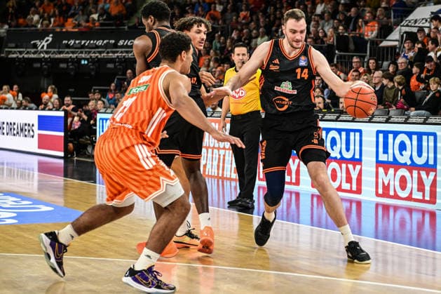 easyCredit BBL: Ratiopharm Ulm gegen Rasta Vechta, Ratiopharm Arena Ulm; 13.12.2025 Philipp Herkenhoff (Rasta Vechta, 14) gegen Mark Smith (ratiopharm Ulm, 13) Ulm 13.12.2025 - 10. Spieltag easyCredit BBL, Ratiopharm Ulm gegen Rasta Vechta, Ratiopharm Arena Ulm Copyright: xBEAUTIFULxSPORTS Märklx
