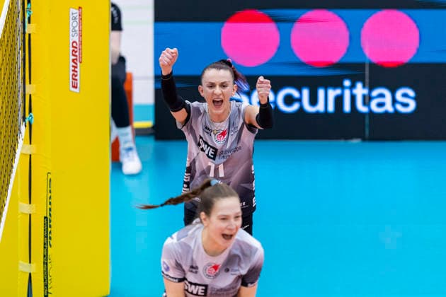 1. Volleyball Bundesliga Frauen: Schwarz-Weiss Erfurt vs. Skurios Volleys Borken; Erfurt; 13.12.2025 Jubel, Isabel Kova?i? ( 11; Schwarz-Weiss Erfurt) und Lena Linke ( 6; Schwarz-Weiss Erfurt) (unten) 1. Volleyball Bundesliga Frauen: Schwarz-Weiss Erfurt vs. Skurios Volleys Borken; Riethsporthalle Erfurt; 13.12.2025 Copyright: xBEAUTIFULxSPORTS Duehringx