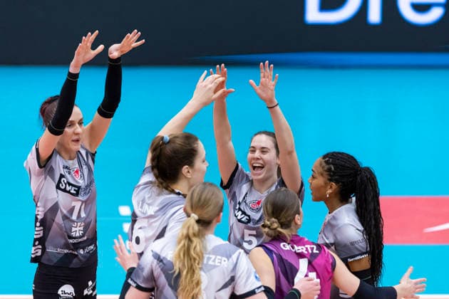 1. Volleyball Bundesliga Frauen: Schwarz-Weiss Erfurt vs. Skurios Volleys Borken; Erfurt; 13.12.2025 Jubel, Emilie Respaut ( 5; Schwarz-Weiss Erfurt) (Bildmitte) und Mannschaft 1. Volleyball Bundesliga Frauen: Schwarz-Weiss Erfurt vs. Skurios Volleys Borken; Riethsporthalle Erfurt; 13.12.2025 Copyright: xBEAUTIFULxSPORTS Duehringx