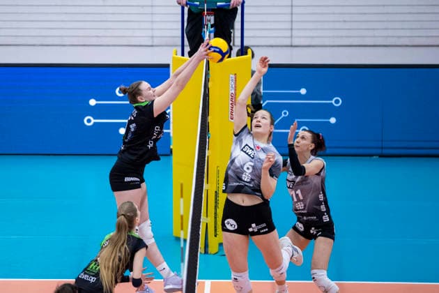 1. Volleyball Bundesliga Frauen: Schwarz-Weiss Erfurt vs. Skurios Volleys Borken; Erfurt; 13.12.2025 Marika Loker ( 5; Skurios Volleys Borken) gegen Lena Linke ( 6; Schwarz-Weiss Erfurt) 1. Volleyball Bundesliga Frauen: Schwarz-Weiss Erfurt vs. Skurios Volleys Borken; Riethsporthalle Erfurt; 13.12.2025 Copyright: xBEAUTIFULxSPORTS Duehringx