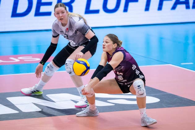 1. Volleyball Bundesliga Frauen: Schwarz-Weiss Erfurt vs. Skurios Volleys Borken; Erfurt; 13.12.2025 Lotte Goertz ( 4; Schwarz-Weiss Erfurt) (am Ball) 1. Volleyball Bundesliga Frauen: Schwarz-Weiss Erfurt vs. Skurios Volleys Borken; Riethsporthalle Erfurt; 13.12.2025 Copyright: xBEAUTIFULxSPORTS Duehringx