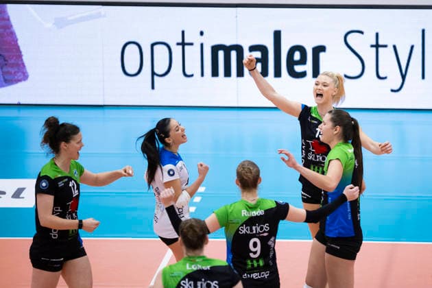 1. Volleyball Bundesliga Frauen: Schwarz-Weiss Erfurt vs. Skurios Volleys Borken; Erfurt; 13.12.2025 Jubel, Madleen Piest ( 15; Skurios Volleys Borken) (rechts oben) und Mannschaft 1. Volleyball Bundesliga Frauen: Schwarz-Weiss Erfurt vs. Skurios Volleys Borken; Riethsporthalle Erfurt; 13.12.2025 Copyright: xBEAUTIFULxSPORTS Duehringx