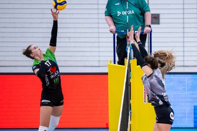 1. Volleyball Bundesliga Frauen: Schwarz-Weiss Erfurt vs. Skurios Volleys Borken; Erfurt; 13.12.2025 Liza Kastrup ( 17; Skurios Volleys Borken) gegen Emilie Respaut ( 5; Schwarz-Weiss Erfurt) (hinten) und Alina Zellin ( 1; Schwarz-Weiss Erfurt) (vorne) 1. Volleyball Bundesliga Frauen: Schwarz-Weiss Erfurt vs. Skurios Volleys Borken; Riethsporthalle Erfurt; 13.12.2025 Copyright: xBEAUTIFULxSPORTS Duehringx