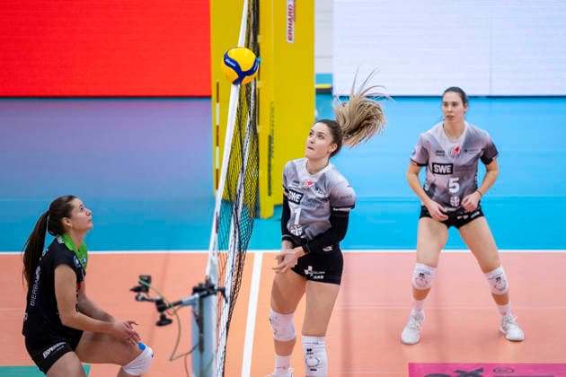 1. Volleyball Bundesliga Frauen: Schwarz-Weiss Erfurt vs. Skurios Volleys Borken; Erfurt; 13.12.2025 Lara Kretschmer ( 6; Skurios Volleys Borken) gegen Alina Zellin ( 1; Schwarz-Weiss Erfurt) 1. Volleyball Bundesliga Frauen: Schwarz-Weiss Erfurt vs. Skurios Volleys Borken; Riethsporthalle Erfurt; 13.12.2025 Copyright: xBEAUTIFULxSPORTS Duehringx