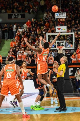 easyCredit BBL: Ratiopharm Ulm gegen Rasta Vechta, Ratiopharm Arena Ulm; 13.12.2025 erfolgreicher Malik Osborne (ratiopharm Ulm, 10) mit einem Korb Ulm 13.12.2025 - 10. Spieltag easyCredit BBL, Ratiopharm Ulm gegen Rasta Vechta, Ratiopharm Arena Ulm Copyright: xBEAUTIFULxSPORTS Märklx