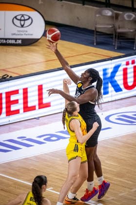 Basketball Berlin 13.12.2025 Saison 2025 2026 DBBL 1. Bundesliga Alba Berlin - TK Hannover Luchse Serena Manala (Hannover, No.20) Abby Muse (Alba, No.31)