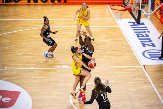 Basketball Berlin 13.12.2025 Saison 2025 2026 DBBL 1. Bundesliga Alba Berlin - TK Hannover Luchse Theresa Simon (Alba, No.03) Serena Manala (Hannover, No.20)
