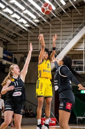 Basketball Berlin 13.12.2025 Saison 2025 2026 DBBL 1. Bundesliga Alba Berlin - TK Hannover Luchse Deeshyra Thomas (Alba, No.21)
