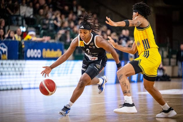 Basketball Berlin 13.12.2025 Saison 2025 2026 DBBL 1. Bundesliga Alba Berlin - TK Hannover Luchse Lashae Dwyer (Hannover, No.02) Deeshyra Thomas (Alba, No.21)