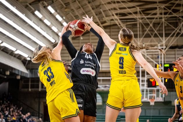 Basketball Berlin 13.12.2025 Saison 2025 2026 DBBL 1. Bundesliga Alba Berlin - TK Hannover Luchse Alyssa Brown (Hannover, No.44) Emily Kiser (Alba, No.33) Jo Raflo (Alba, No.09)
