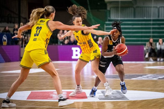 Basketball Berlin 13.12.2025 Saison 2025 2026 DBBL 1. Bundesliga Alba Berlin - TK Hannover Luchse Lashae Dwyer (Hannover, No.02) Lena Gohlisch (Alba, No.12)