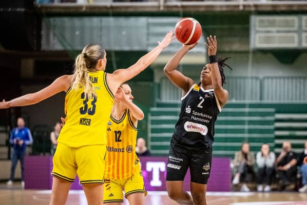 Basketball Berlin 13.12.2025 Saison 2025 2026 DBBL 1. Bundesliga Alba Berlin - TK Hannover Luchse Lashae Dwyer (Hannover, No.02) Emily Kiser (Alba, No.33)