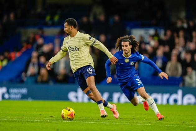 Chelsea v Everton Premier League 13 12 2025. Everton midfielder Iliman Ndiaye (10) on the ball chased by Chelsea defender Marc Cucurella (3) during the Premier League match between Chelsea and Everton at Stamford Bridge, London, England on 13 December 2025. London Stamford Bridge Greater London England Editorial use only DataCo restrictions apply See www.football-dataco.com , Copyright: xStephenxFlynnx PSI-23407-0098