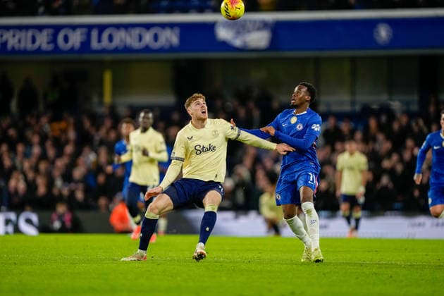Chelsea v Everton Premier League 13 12 2025. Everton defender Jake O™Brien (15) and Chelsea midfielder Jamie Gittens (11) during the Premier League match between Chelsea and Everton at Stamford Bridge, London, England on 13 December 2025. London Stamford Bridge Greater London England Editorial use only DataCo restrictions apply See www.football-dataco.com , Copyright: xStephenxFlynnx PSI-23407-0111