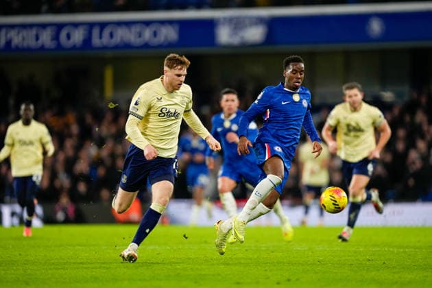 Chelsea v Everton Premier League 13 12 2025. Everton defender Jake O™Brien (15) and Chelsea midfielder Jamie Gittens (11) during the Premier League match between Chelsea and Everton at Stamford Bridge, London, England on 13 December 2025. London Stamford Bridge Greater London England Editorial use only DataCo restrictions apply See www.football-dataco.com , Copyright: xStephenxFlynnx PSI-23407-0113