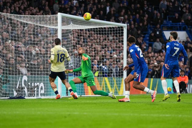 Chelsea v Everton Premier League 13 12 2025. Everton James Tarkowski (6) heads at goal during the Premier League match between Chelsea and Everton at Stamford Bridge, London, England on 13 December 2025. London Stamford Bridge Greater London England Editorial use only DataCo restrictions apply See www.football-dataco.com , Copyright: xStephenxFlynnx PSI-23407-0142
