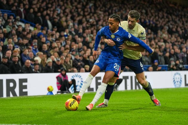 Chelsea v Everton Premier League 13 12 2025. Chelsea forward Joao Pedro (20) Is held by Everton James Tarkowski (6) during the Premier League match between Chelsea and Everton at Stamford Bridge, London, England on 13 December 2025. London Stamford Bridge Greater London England Editorial use only DataCo restrictions apply See www.football-dataco.com , Copyright: xStephenxFlynnx PSI-23407-0143