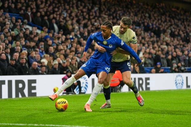 Chelsea v Everton Premier League 13 12 2025. Chelsea forward Joao Pedro (20) Is held by Everton James Tarkowski (6) during the Premier League match between Chelsea and Everton at Stamford Bridge, London, England on 13 December 2025. London Stamford Bridge Greater London England Editorial use only DataCo restrictions apply See www.football-dataco.com , Copyright: xStephenxFlynnx PSI-23407-0144