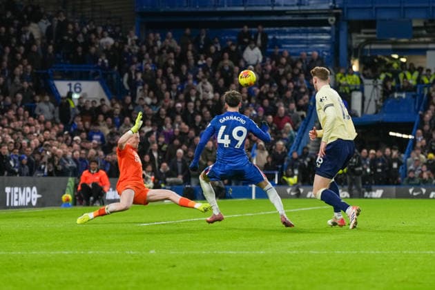 Chelsea v Everton Premier League 13 12 2025. Everton goalkeeper Jordan Pickford (1) denies Chelsea defender Alejandro Garnacho (49) during the Premier League match between Chelsea and Everton at Stamford Bridge, London, England on 13 December 2025. London Stamford Bridge Greater London England Editorial use only DataCo restrictions apply See www.football-dataco.com , Copyright: xStephenxFlynnx PSI-23407-0149