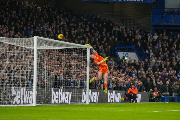 Chelsea v Everton Premier League 13 12 2025. Everton goalkeeper Jordan Pickford (1) makes a save during the Premier League match between Chelsea and Everton at Stamford Bridge, London, England on 13 December 2025. London Stamford Bridge Greater London England Editorial use only DataCo restrictions apply See www.football-dataco.com , Copyright: xStephenxFlynnx PSI-23407-0152