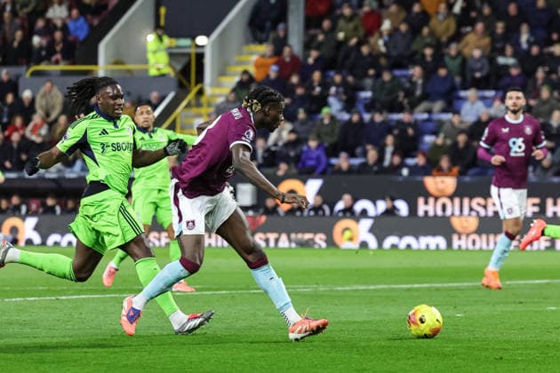 Premier League Burnley v Fulham Lesley Ugochukwu of Burnley scores to make it 1-1 during the Premier League match Burnley vs Fulham at Turf Moor, Burnley, United Kingdom, 13th December 2025 (Photo by Mark Cosgrove News Images) Burnley Turf Moor Lancashire United Kingdom Copyright: xMarkxCosgrove NewsxImagesx