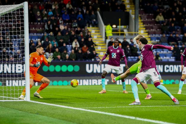 Burnley v Fulham, Premier League Emile Smith Rowe of Fulham scores a GOAL 0-1 during the Burnley v Fulham Premier League match at Turf Moor, Burnley, England on 13 December 2025 Credit: Luke Williams Every Second Media Editorial use only. All images are copyright Every Second Media Limited. No images may be reproduced without prior permission. All rights reserved. Premier League and Football League images are subject to licensing agreements with Football DataCo Limited. see https: www.football-dataco.com Copyright: xIMAGO EveryxSecondxMediax ESM-1706-0023 LukexWilliamsx xEveryxSecondxMediax