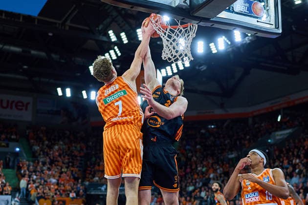 Tobias Jensen (ratiopharm ulm, 07) Block von gegen t Lars Thiemann (RASTA Vechta, 21) GER, ratiopharm ulm vs. RASTA Vechta, Basketball, 10. Spieltag, EasyCredit Bundesliga, Spielzeit 2025 2026, 13.12.2025 GER, ratiopharm ulm vs. RASTA Vechta, Basketball, 10. Spieltag, EasyCredit Bundesliga, Spielzeit 2025 2026, 13.12.2025 Neu-Ulm Copyright: xEibner-Pressefoto GeraldxOelze-dexStoppanyx EP_ODS