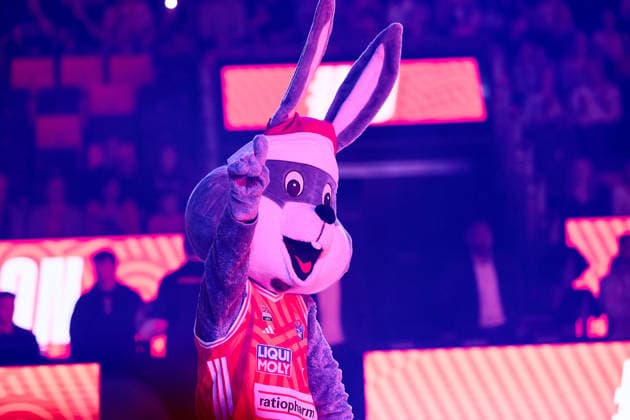 Maskottchen Spass mit Weihnachtsmuetze GER, ratiopharm ulm vs. RASTA Vechta, Basketball, 10. Spieltag, EasyCredit Bundesliga, Spielzeit 2025 2026, 13.12.2025 GER, ratiopharm ulm vs. RASTA Vechta, Basketball, 10. Spieltag, EasyCredit Bundesliga, Spielzeit 2025 2026, 13.12.2025 Neu-Ulm Copyright: xEibner-Pressefoto GeraldxOelze-dexStoppanyx EP_ODS