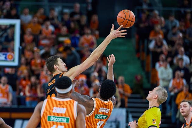 Tibor Pleiss (RASTA Vechta, 22) gewinnt den Tip Off gegen Malik Osborne (ratiopharm ulm, 10) GER, ratiopharm ulm vs. RASTA Vechta, Basketball, 10. Spieltag, EasyCredit Bundesliga, Spielzeit 2025 2026, 13.12.2025 GER, ratiopharm ulm vs. RASTA Vechta, Basketball, 10. Spieltag, EasyCredit Bundesliga, Spielzeit 2025 2026, 13.12.2025 Neu-Ulm Copyright: xEibner-Pressefoto GeraldxOelze-dexStoppanyx EP_ODS
