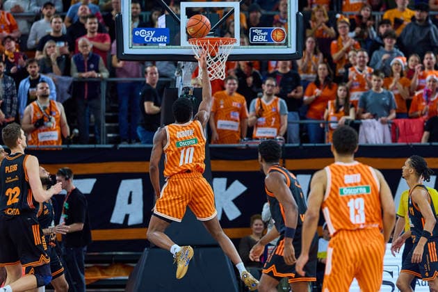 Malik Osborne (ratiopharm ulm, 10) mit dem Fuehrngstreffer zum 2:0 GER, ratiopharm ulm vs. RASTA Vechta, Basketball, 10. Spieltag, EasyCredit Bundesliga, Spielzeit 2025 2026, 13.12.2025 GER, ratiopharm ulm vs. RASTA Vechta, Basketball, 10. Spieltag, EasyCredit Bundesliga, Spielzeit 2025 2026, 13.12.2025 Neu-Ulm Copyright: xEibner-Pressefoto GeraldxOelze-dexStoppanyx EP_ODS
