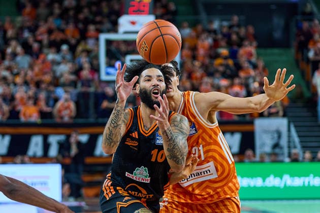 Zweikampf, Duell zwischen Tevin Brown (RASTA Vechta, 10) und Alec Anigbata (ratiopharm ulm, 21) GER, ratiopharm ulm vs. RASTA Vechta, Basketball, 10. Spieltag, EasyCredit Bundesliga, Spielzeit 2025 2026, 13.12.2025 GER, ratiopharm ulm vs. RASTA Vechta, Basketball, 10. Spieltag, EasyCredit Bundesliga, Spielzeit 2025 2026, 13.12.2025 Neu-Ulm Copyright: xEibner-Pressefoto GeraldxOelze-dexStoppanyx EP_ODS