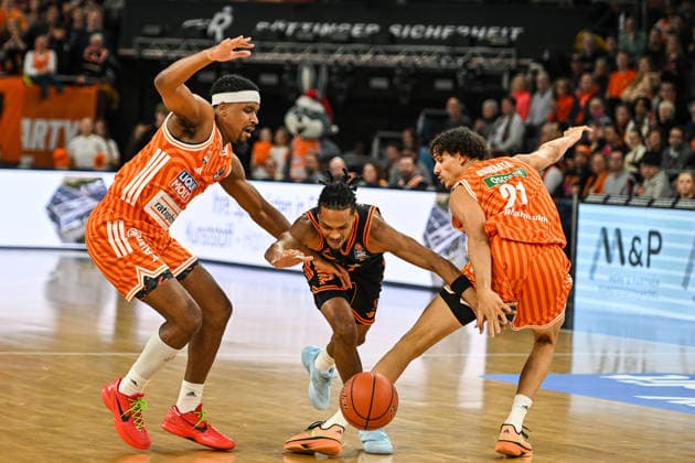 GER, BBL, ratiopharm Ulm vs Rasta Vechta 13.12.2025, ratiopharm arena, Neu-Ulm, GER, BBL, ratiopharm Ulm vs Rasta Vechta, im Bild Alonzo Verge (Vechta, 11) verliert den Ball gegen Justin Simon (Ulm, 15) und Alec Anigbata (Ulm, 21)