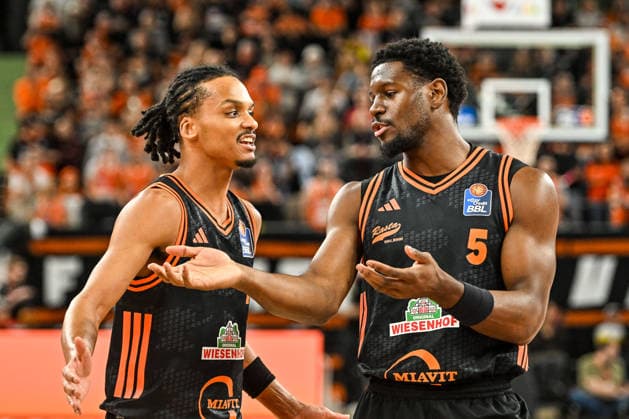 GER, BBL, ratiopharm Ulm vs Rasta Vechta 13.12.2025, ratiopharm arena, Neu-Ulm, GER, BBL, ratiopharm Ulm vs Rasta Vechta, im Bild Alonzo Verge (Vechta, 11), TJ Bamba (Vechta, 5), Diskussion nach Ballverlust