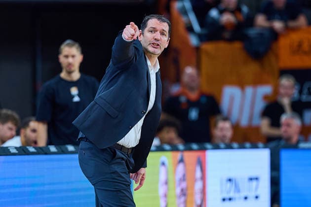 Ty Harrelson (ratiopharm ulm, Head Coach) zeigt die Richtung an GER, ratiopharm ulm vs. RASTA Vechta, Basketball, 10. Spieltag, EasyCredit Bundesliga, Spielzeit 2025 2026, 13.12.2025 GER, ratiopharm ulm vs. RASTA Vechta, Basketball, 10. Spieltag, EasyCredit Bundesliga, Spielzeit 2025 2026, 13.12.2025 Neu-Ulm Copyright: xEibner-Pressefoto GeraldxOelze-dexStoppanyx EP_ODS