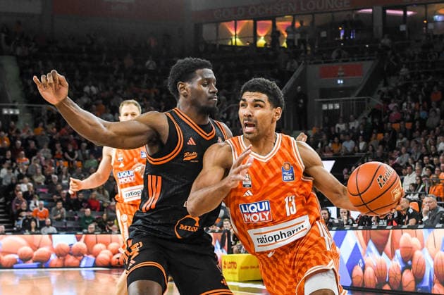 GER, BBL, ratiopharm Ulm vs Rasta Vechta 13.12.2025, ratiopharm arena, Neu-Ulm, GER, BBL, ratiopharm Ulm vs Rasta Vechta, im Bild TJ Bamba (Vechta, 5), Mark Smith (Ulm, 13)