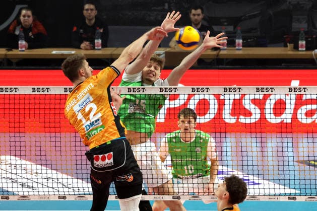 DEU, DVV, 1.VBL, BR Volleys vs. TSV Hachingen Muenchen, 13.12.2025, Max-Schmeling-Halle, Berlin, DEU, DVV, 1.VBL, BR Volleys vs. TSV Hachingen Muenchen, im Bild Florian Krage-Brewitz (BR Volleys 12), Jakub Klajmon (Haching Muenchen 15)